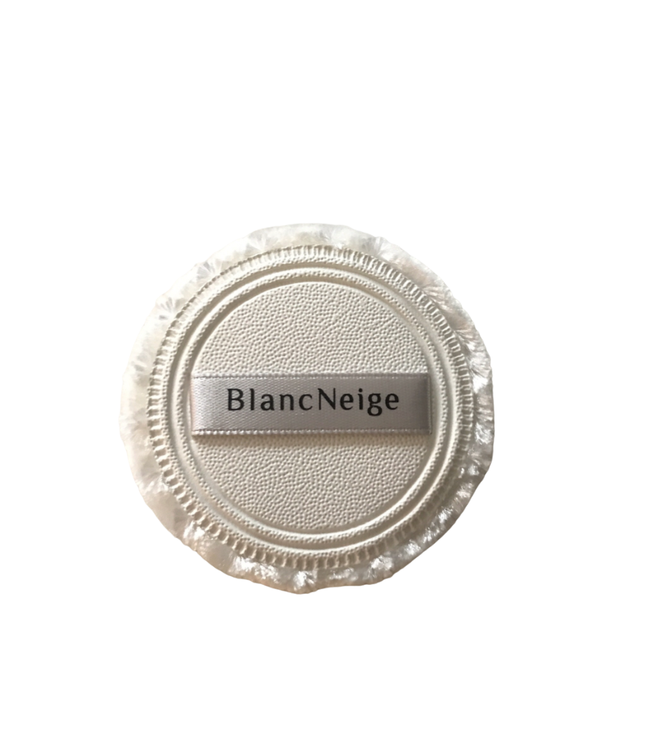 Elegant Blancskin foundation compact: Portable makeup essential for flawless skin.