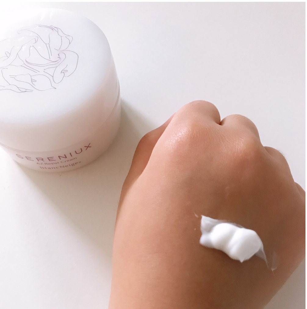 Creamy Japanese anti-aging face cream with applicator, formulated to hydrate and revive skin's youthful radiance.